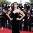 Adriana Lima monte les marches du Palais des Festivals avant la projection du film en compétition "Sicario à Cannes, le 19 mai 2015.