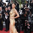 Irina Shayk monte les marches du Palais des Festivals avant la projection du film en compétition "Sicario à Cannes, le 19 mai 2015.
