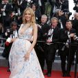 Petra Nemcova monte les marches du Palais des Festivals avant la projection du film en compétition "Sicario à Cannes, le 19 mai 2015.