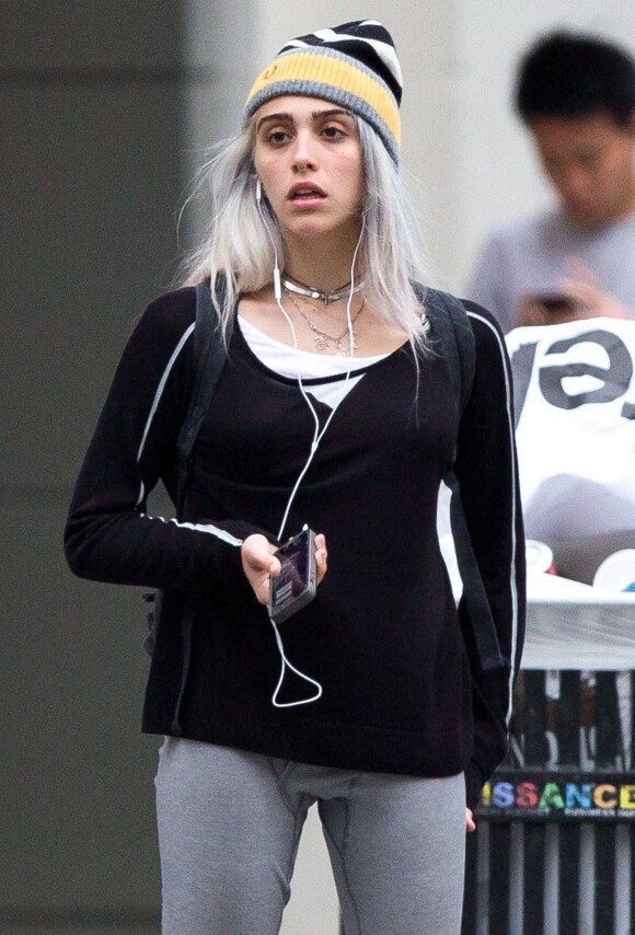 Exclusif - Lourdes Leon (fille de Madonna) arbore un nouveau look dans les rues de New York! Le 18 mai 2015  For germany call for price Exclusive - Madonna's daughter Lourdes Leon is spotted rocking silver hair while out and about in New York City, New York on May 18, 2015. Lourdes is back in New York for her summer break after attending college at the University Of Michigan.18/05/2015 - New York