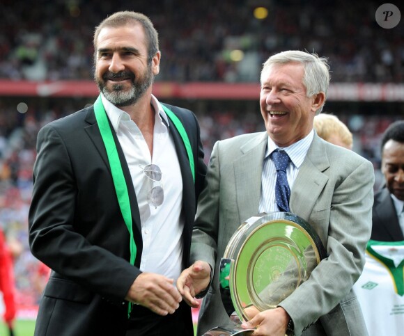 Alex Ferguson et Eric Cantona lors du jubilé de Paul Scholes, qui opposa Manchester United au New York Cosmos à Old Trafford à Manchester, le 5 août 2011