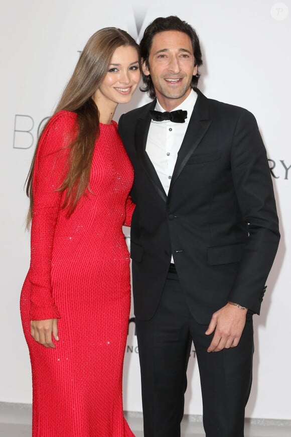 Adrien Brody et sa compagne Lara Lieto - Photocall de la soirée de gala "22nd edition of AmfAR's Cinema Against AIDS" à l'hôtel de l'Eden Roc au Cap d'Antibes le 21 mai 2015, en parallèle du 68e Festival du film de Cannes