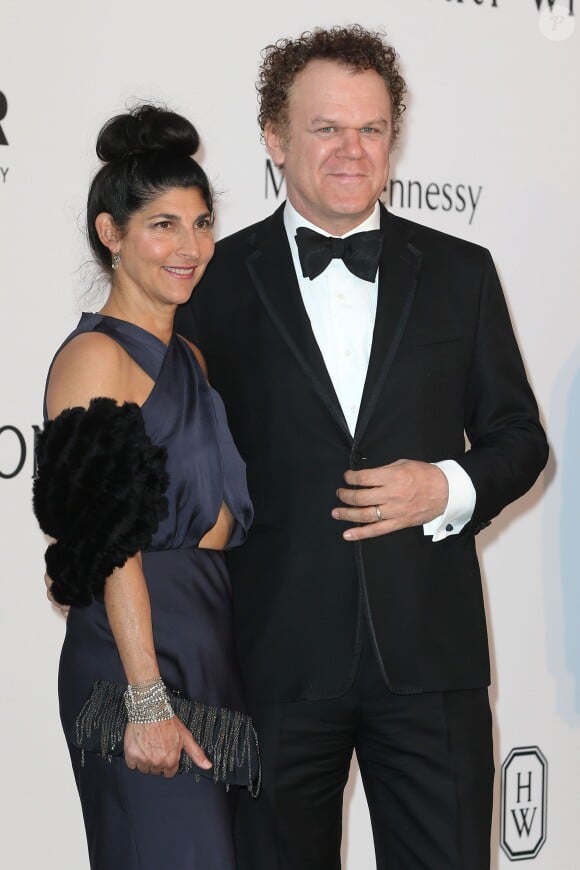 John C. Reilly et sa femme Alison Dickey - Photocall de la soirée de gala "22nd edition of AmfAR's Cinema Against AIDS" à l'hôtel de l'Eden Roc au Cap d'Antibes le 21 mai 2015, en parallèle du 68e Festival du film de Cannes