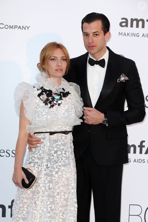 Joséphine de la Baume et son mari Mark Ronson - Photocall de la soirée de gala "22nd edition of AmfAR's Cinema Against AIDS" à l'hôtel de l'Eden Roc au Cap d'Antibes le 21 mai 2015, lors du 68e Festival du film de Cannes.