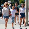 Reese Witherspoon en compagnie de ses enfants Ava, Deacon et Tennessee se promènent à Brentwood Los Angeles, le 18 avril 2015  