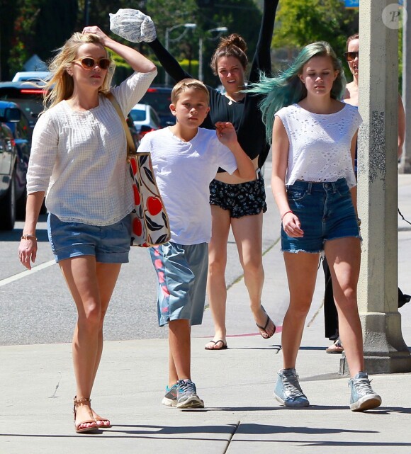 Reese Witherspoon en compagnie de ses enfants Ava, Deacon et Tennessee se promènent à Brentwood Los Angeles, le 18 avril 2015  