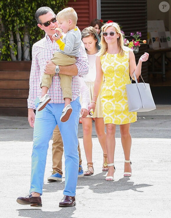 Reese Witherspoon lors du dimanche de Pâques se rend à l'église en famille, à Venice, Los Angeles, le 5 avril 2015 