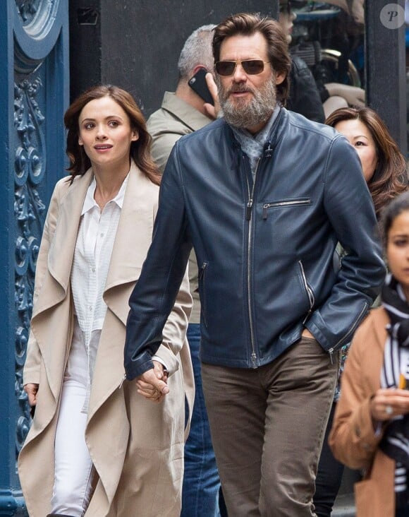 Jim Carrey se promène, main dans la main, avec sa chérie Cathriona White dans les rues de New York, le 18 mai 2015
