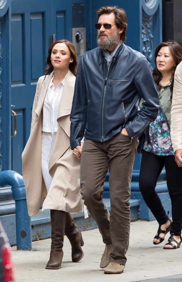 Jim Carrey se promène avec sa compagne Cathriona White dans les rues de New York, le 18 mai 2015