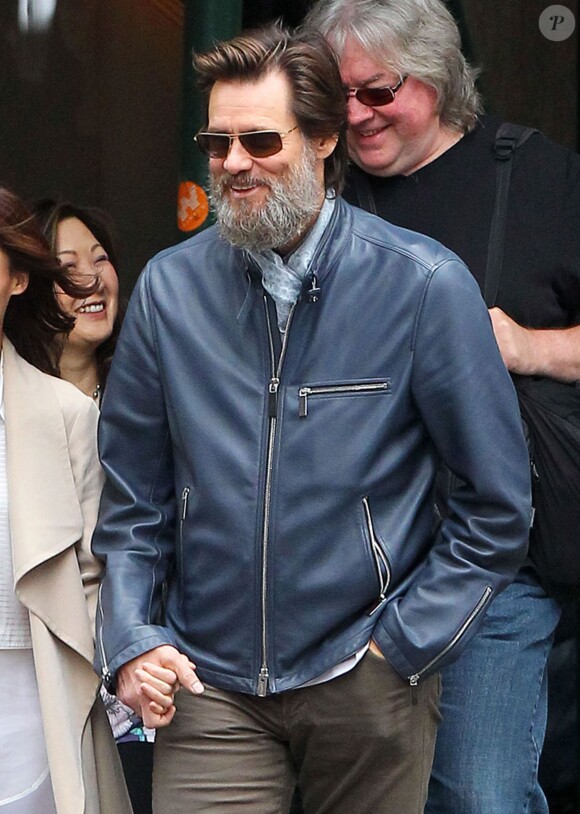 L'acteur Jim Carrey se promène, main dans la main, avec sa compagne Cathriona White dans les rues de New York, le 18 mai 2015