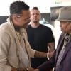 Chris Brown rencontre le père de son idole, Joe Jackson à l'Eden Plage. Cannes, le 21 mai 2015.