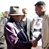 Chris Brown rencontre le père de son idole, Joe Jackson à l'Eden Plage. Cannes, le 21 mai 2015.