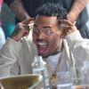 Chris Brown met l'ambiance à l'Eden Plage à Cannes, le 21 mai 2015.