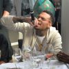 Chris Brown met l'ambiance à l'Eden Plage à Cannes, le 21 mai 2015.