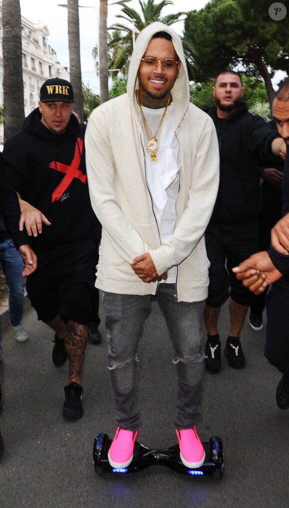 Chris Brown , sous bonne escorte, se rend à l'Eden Plage en planche électrique. Cannes, le 21 Mai 2015.