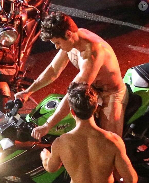 Exclusif - Zac Efron, presque entièrement nu aux côtés de sa doublure corps, conduit une moto sur le tournage de "Dirty Grandpa" à Tybee Island en Georgie, le 6 mai 2015.