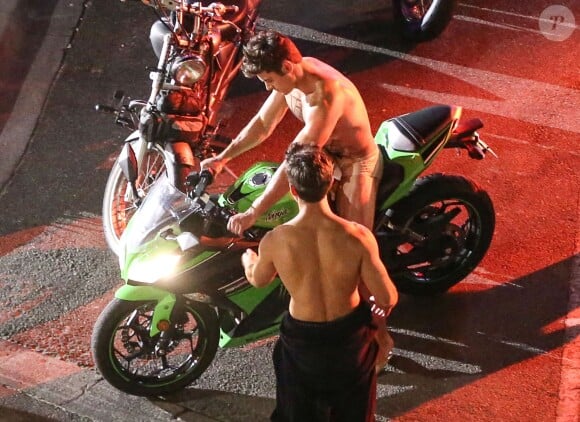 Exclusif - Zac Efron, presque entièrement nu aux côtés de sa doublure corps, conduit une moto sur le tournage de "Dirty Grandpa" à Tybee Island en Georgie, le 6 mai 2015.