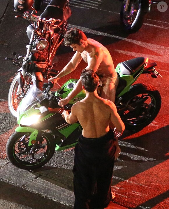 Exclusif - Zac Efron, presque entièrement nu aux côtés de sa doublure corps, conduit une moto sur le tournage de "Dirty Grandpa" à Tybee Island en Georgie, le 6 mai 2015.