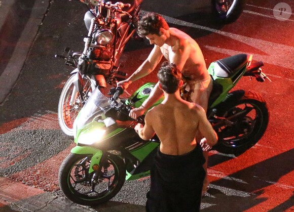 Exclusif - Zac Efron, presque entièrement nu aux côtés de sa doublure corps, conduit une moto sur le tournage de "Dirty Grandpa" à Tybee Island en Georgie, le 6 mai 2015.
