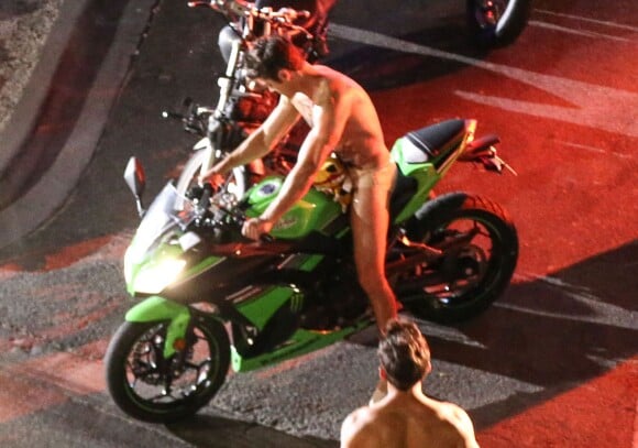 Exclusif - Prix spécial - Zac Efron, presque entièrement nu, conduit une moto sur le tournage de "Dirty Grandpa" à Tybee Island en Georgie, le 6 mai 2015.