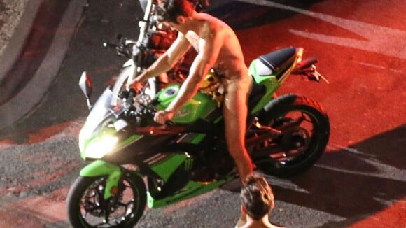 Zac Efron nu, en string transparent sur une moto... Enfin presque !