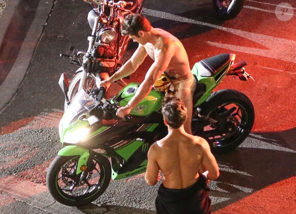 Exclusif - Prix spécial - Zac Efron, presque entièrement nu, conduit une moto sur le tournage de "Dirty Grandpa" à Tybee Island en Georgie, le 6 mai 2015  For germany call for price Exclusive - Zac Efron strips down and hops on a motorcycle to film a scene for his new movie 'Dirty Grandpa' in Tybee Island, Georgia on May 5, 201506/05/2015 - Tybee Island