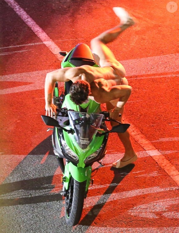 Exclusif - La doublure de Zac Efron, presque entièrement nu, conduit une moto sur le tournage de "Dirty Grandpa" à Tybee Island en Georgie, le 6 mai 2015.
