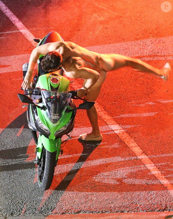 Exclusif - La doublure de Zac Efron, presque entièrement nu, conduit une moto sur le tournage de "Dirty Grandpa" à Tybee Island en Georgie, le 6 mai 2015.