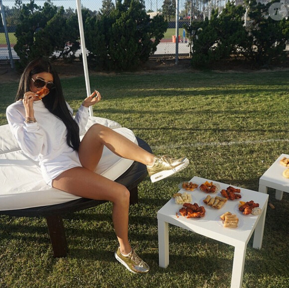 Kylie Jenner en plein apéritif gourmand. Photo publiée le 3 mai 2015.
