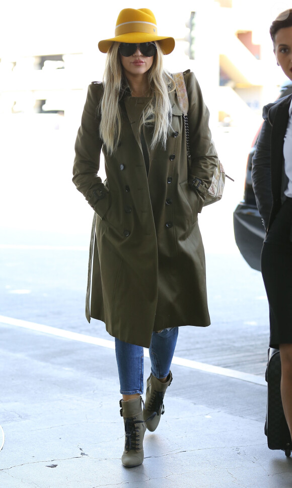 Exclusif - Khloé Kardashian arrive à l'aéroport de LAX à Los Angeles pour prendre l'avion, le 23 mai 2015.
