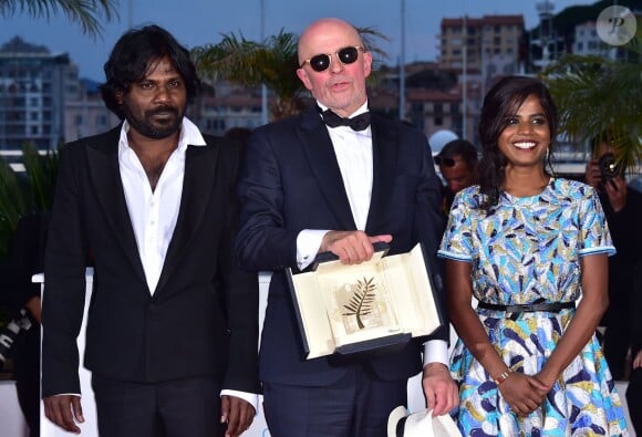 Jacques Audiard (Palme d'Or pour le film "Dheepan") avec les acteurs du film Kalieaswari Srinivasan et Jesuthasan Antonythasan - Photocall de la remise des palmes du 68e Festival du film de Cannes le 24 mai 2014
