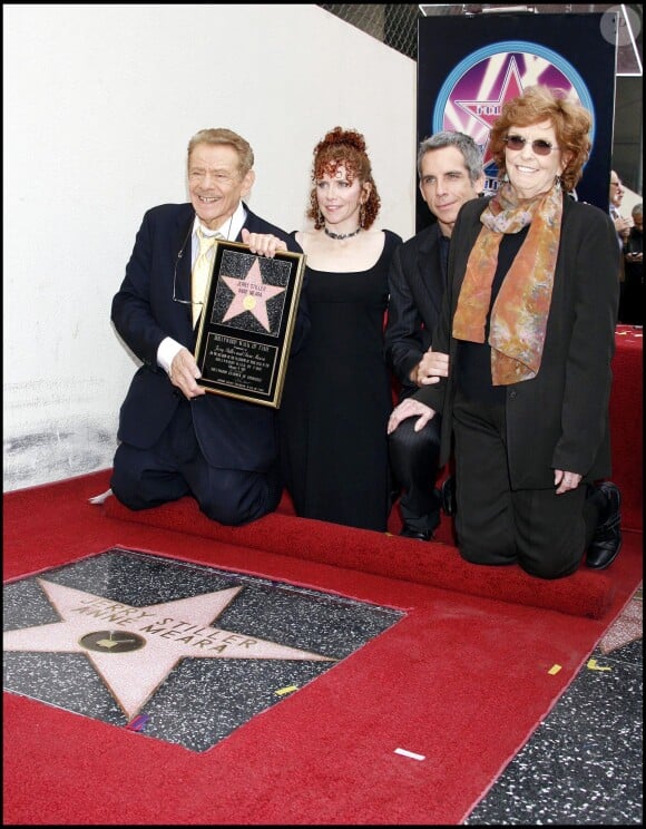 Amy Stiller et son frère Ben Stiller avec leurs parents Jerry Stiller et sa femme Anne Meara recevant leur étoile sur le Walk of Fame à Hollywood en 2007