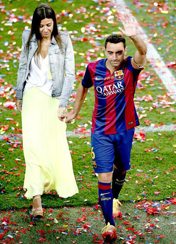 Xavi Hernandez et sa femme Nuria fêtent le titre du Barça le 23 mai 2015 au Camp Nou. 