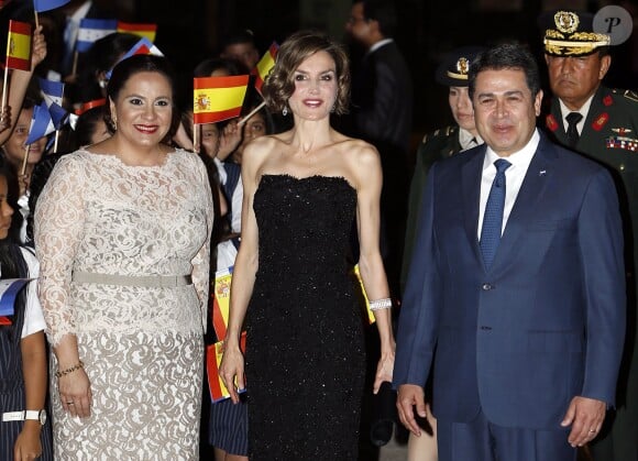 La reine Letizia d'Espagne était l'invitée du président Juan Orlando Hernandez et de sa femme Ana Rosalinda Ortiz, le 25 mai 2015, pour un dîner officiel au palais présidentiel, à Tegucigalpa, dans le cadre de sa visite officielle avec Cooperacion Española.