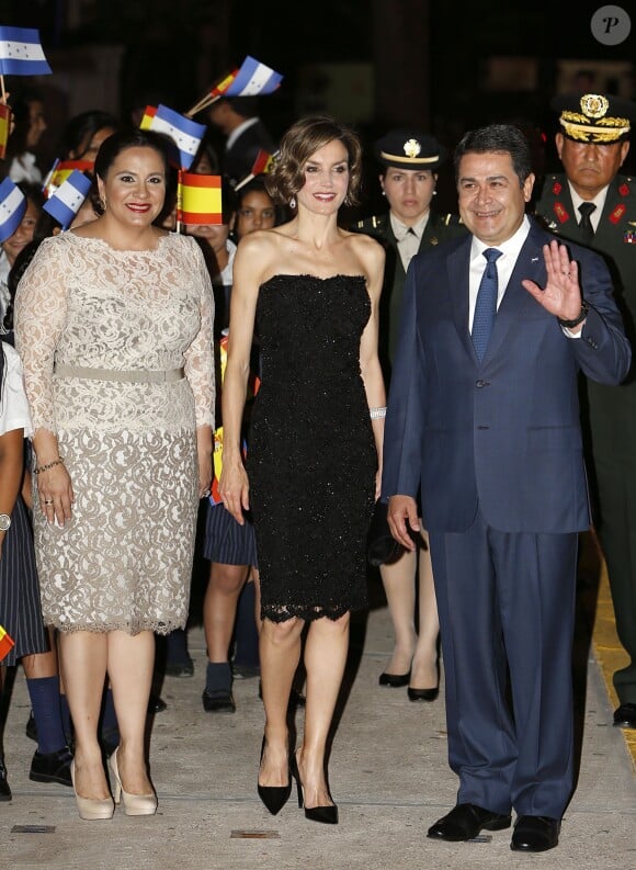 La reine Letizia d'Espagne était l'invitée du président Juan Orlando Hernandez et de sa femme Ana Rosalinda Ortiz, le 25 mai 2015, pour un dîner officiel au palais présidentiel, à Tegucigalpa, dans le cadre de sa visite officielle avec Cooperacion Española.