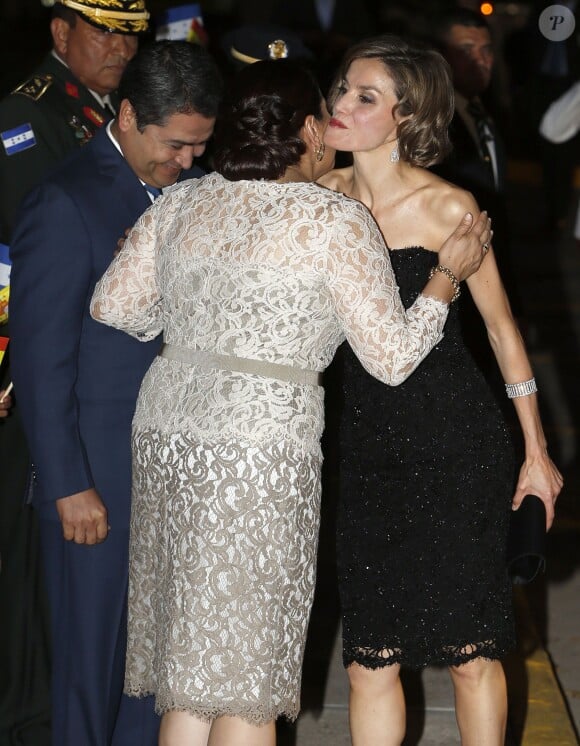 La reine Letizia d'Espagne était l'invitée du président Juan Orlando Hernandez et de sa femme Ana Rosalinda Ortiz, le 25 mai 2015, pour un dîner officiel au palais présidentiel, à Tegucigalpa, dans le cadre de sa visite officielle avec Cooperacion Española.