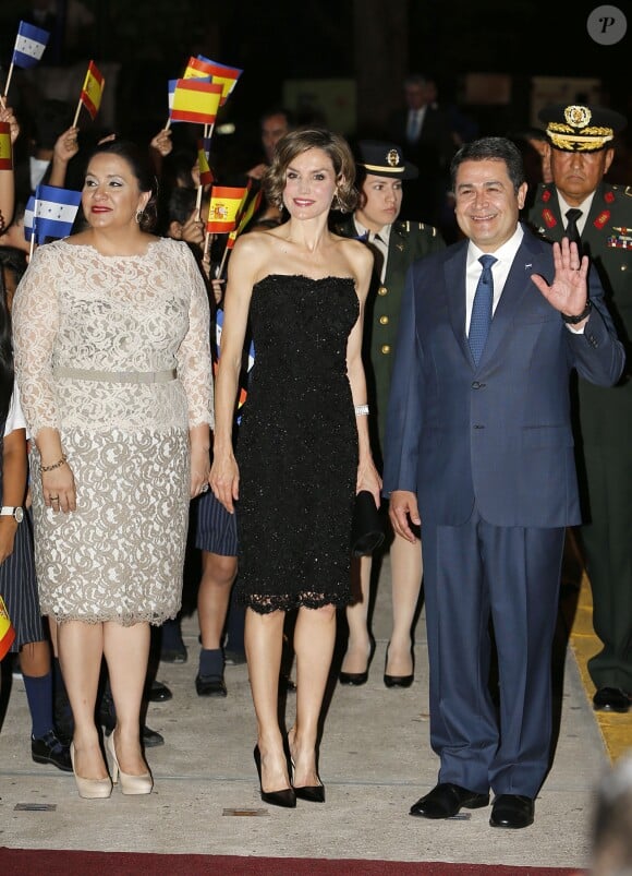 La reine Letizia d'Espagne était l'invitée du président Juan Orlando Hernandez et de sa femme Ana Rosalinda Ortiz, le 25 mai 2015, pour un dîner officiel au palais présidentiel, à Tegucigalpa, dans le cadre de sa visite officielle avec Cooperacion Española.