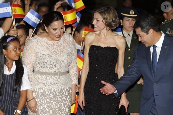 La reine Letizia d'Espagne était l'invitée du président Juan Orlando Hernandez et de sa femme Ana Rosalinda Ortiz, le 25 mai 2015, pour un dîner officiel au palais présidentiel, à Tegucigalpa, dans le cadre de sa visite officielle avec Cooperacion Española.