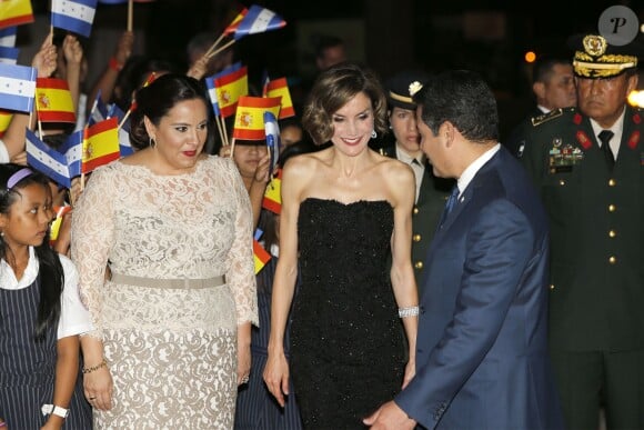 La reine Letizia d'Espagne était l'invitée du président Juan Orlando Hernandez et de sa femme Ana Rosalinda Ortiz, le 25 mai 2015, pour un dîner officiel au palais présidentiel, à Tegucigalpa, dans le cadre de sa visite officielle avec Cooperacion Española.