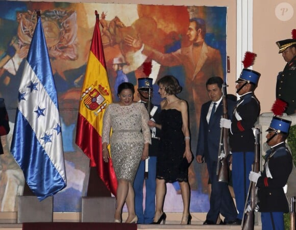 La reine Letizia d'Espagne était l'invitée du président Juan Orlando Hernandez et de sa femme Ana Rosalinda Ortiz, le 25 mai 2015, pour un dîner officiel au palais présidentiel, à Tegucigalpa, dans le cadre de sa visite officielle avec Cooperacion Española.