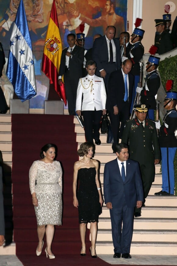 La reine Letizia d'Espagne était l'invitée du président Juan Orlando Hernandez et de sa femme Ana Rosalinda Ortiz, le 25 mai 2015, pour un dîner officiel au palais présidentiel, à Tegucigalpa, dans le cadre de sa visite officielle avec Cooperacion Española.