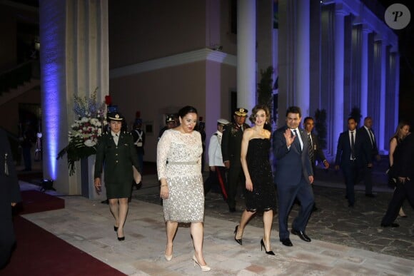 La reine Letizia d'Espagne était l'invitée du président Juan Orlando Hernandez et de sa femme Ana Rosalinda Ortiz, le 25 mai 2015, pour un dîner officiel au palais présidentiel, à Tegucigalpa, dans le cadre de sa visite officielle avec Cooperacion Española.