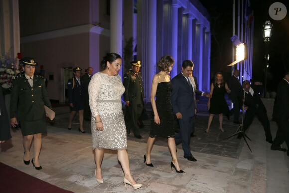 La reine Letizia d'Espagne était l'invitée du président Juan Orlando Hernandez et de sa femme Ana Rosalinda Ortiz, le 25 mai 2015, pour un dîner officiel au palais présidentiel, à Tegucigalpa, dans le cadre de sa visite officielle avec Cooperacion Española.