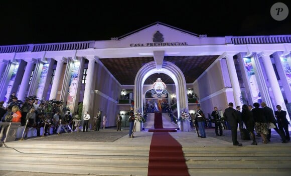 La reine Letizia d'Espagne était l'invitée du président Juan Orlando Hernandez et de sa femme Ana Rosalinda Ortiz, le 25 mai 2015, pour un dîner officiel au palais présidentiel, à Tegucigalpa, dans le cadre de sa visite officielle avec Cooperacion Española.