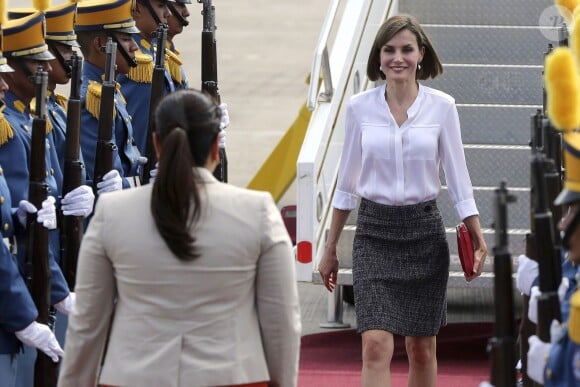 La reine Letizia d'Espagne est arrivée le 25 mai 2015 à la base aérienne José Enrique Soto Cano (Comayagua-Palmerola) au Honduras, accueillie par la première dame Ana Rosalinda Garcia, pour une visite officielle avec Cooperacion Española.