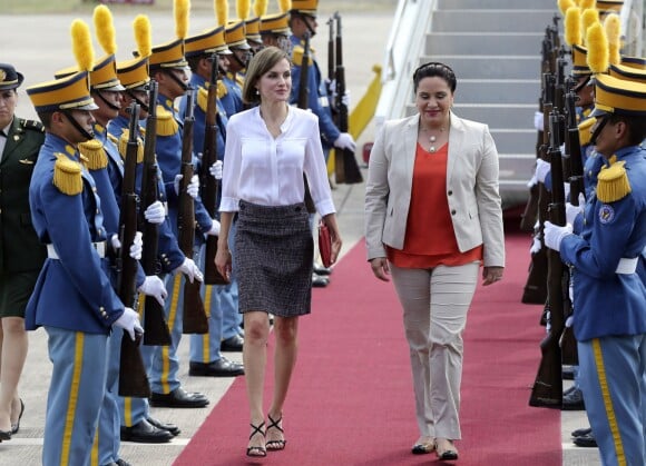 La reine Letizia d'Espagne est arrivée le 25 mai 2015 à la base aérienne José Enrique Soto Cano (Comayagua-Palmerola) au Honduras, accueillie par la première dame Ana Rosalinda Garcia, pour une visite officielle avec Cooperacion Española.