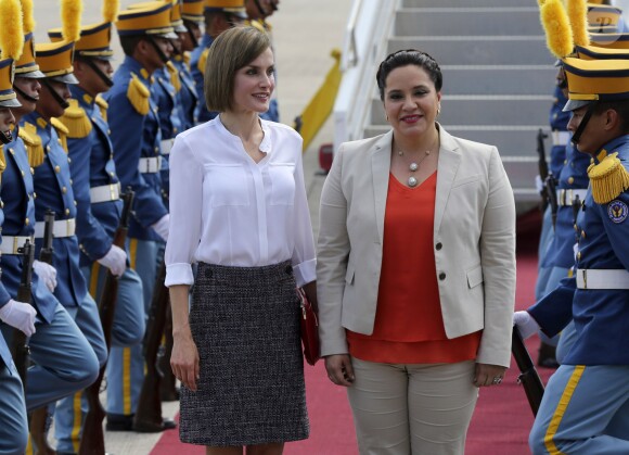 La reine Letizia d'Espagne est arrivée le 25 mai 2015 à la base aérienne José Enrique Soto Cano (Comayagua-Palmerola) au Honduras, accueillie par la première dame Ana Rosalinda Garcia, pour une visite officielle avec Cooperacion Española.