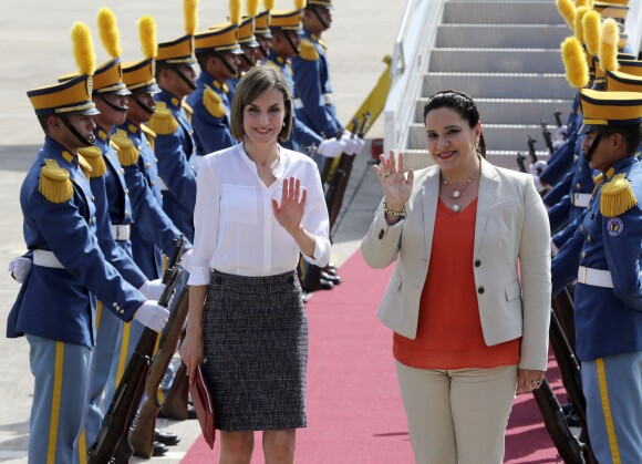 La reine Letizia d'Espagne est arrivée le 25 mai 2015 à la base aérienne José Enrique Soto Cano (Comayagua-Palmerola) au Honduras, accueillie par la première dame Ana Rosalinda Garcia, pour une visite officielle avec Cooperacion Española.