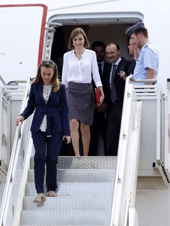 La reine Letizia d'Espagne est arrivée le 25 mai 2015 à la base aérienne José Enrique Soto Cano (Comayagua-Palmerola) au Honduras, accueillie par la première dame Ana Rosalinda Garcia, pour une visite officielle avec Cooperacion Española.