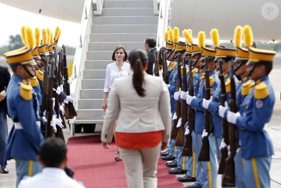 La reine Letizia d'Espagne est arrivée le 25 mai 2015 à la base aérienne José Enrique Soto Cano (Comayagua-Palmerola) au Honduras, accueillie par la première dame Ana Rosalinda Garcia, pour une visite officielle avec Cooperacion Española.